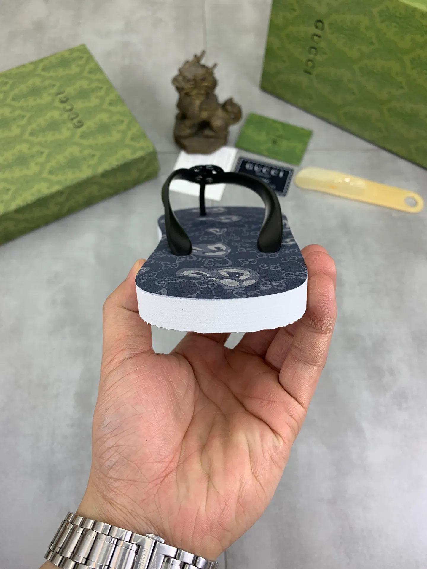 Men's men's shoes 💰P220💰【New style】🆘【GUCCI】Official website's popular Gucci adult couple 🧑‍🤝‍🧑 style, children's flip-flops are on sale at the counter simultaneously! Original fabric imported from Italy. Original bottom provided by the original factory. Size: Adult 36-45. Children’s size: 30-37. Multiple colors available.